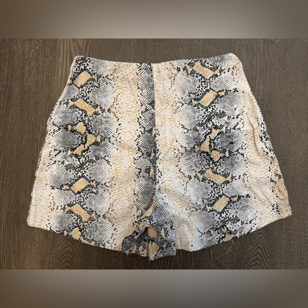 PRETTY LITTLE THING FAUX LEATHER SNAKESKIN MINI SHORTS - Size 4 SKU:316